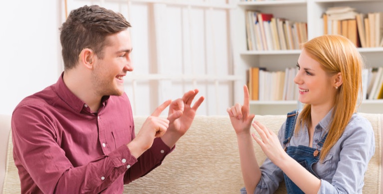 Zwei Personen unterhalten sich in Gebärdensprache