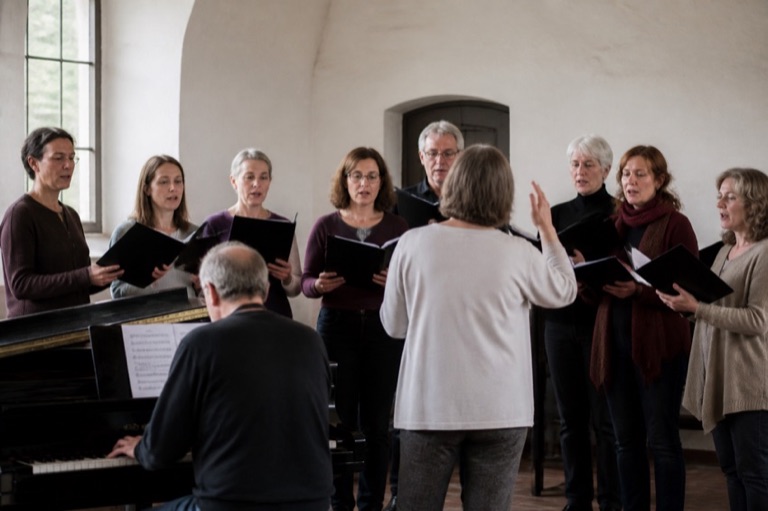 Chorgruppe beim Singen im Halbkreis