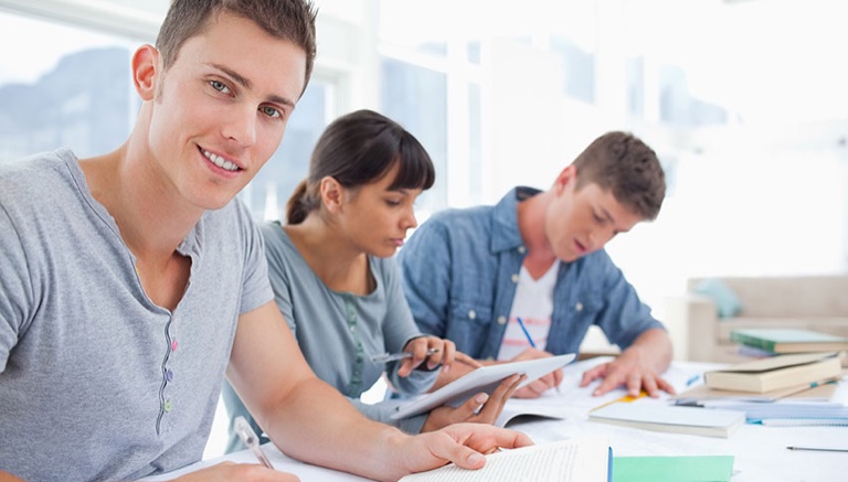 Erwachsene lernen im Klassenraum