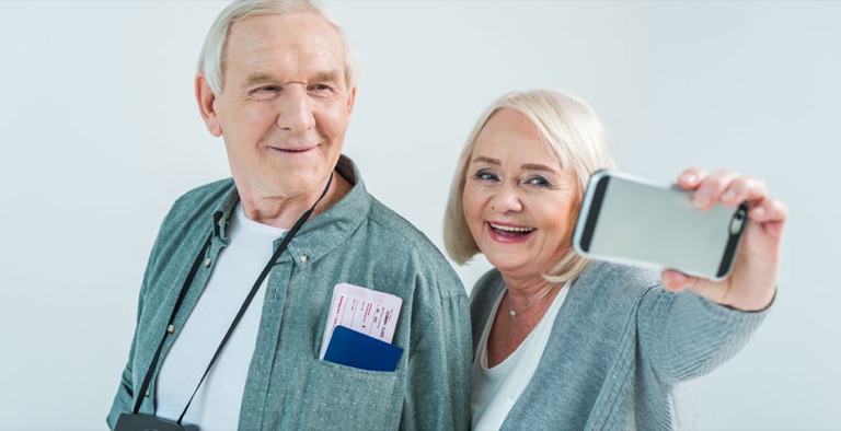 Ältere Teilnehmerin übt am Smartphone