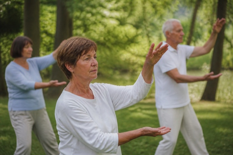 Gruppe beim Tai Chi im Park