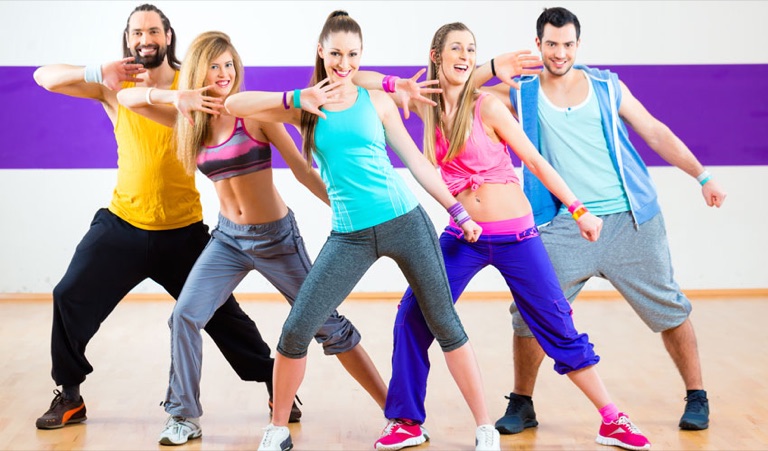 Teilnehmende einer Tanzfitness-Stunde
